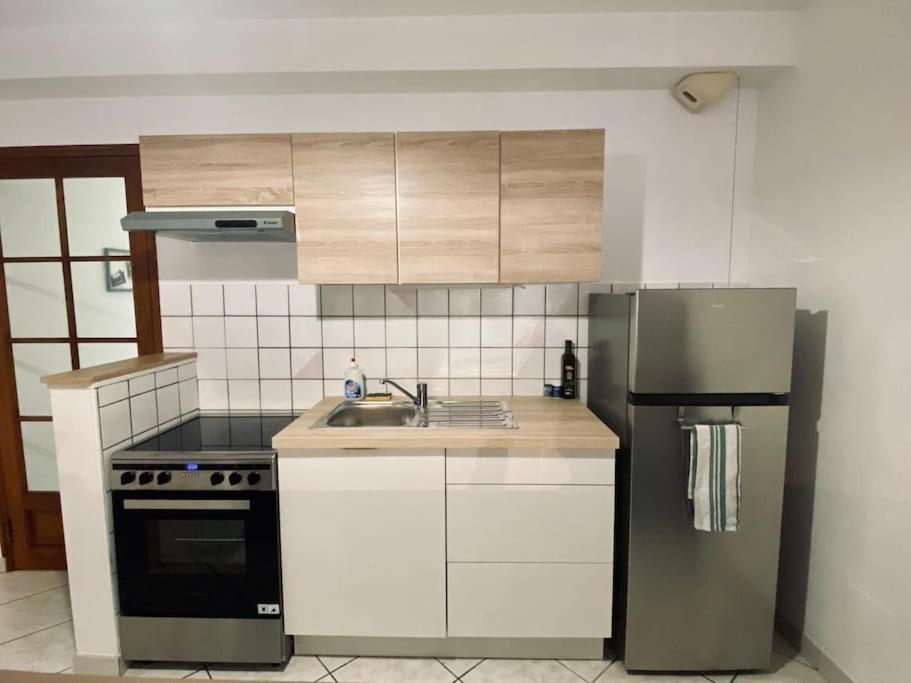 Appartement Au Centre-Ville Avec Cour Langres Exterior foto